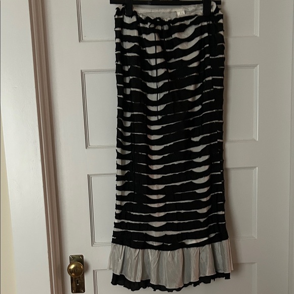 Dresses & Skirts - Black and White Silk Skirt
